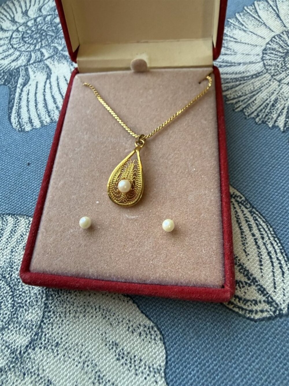 Necklace and Earring Set Teen Child Goldtone Pearl Seed Bead